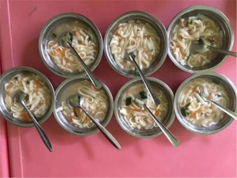 con-an-trua-o-truong-mau-giao-mon-mi-ca-chua-trung-rat-la-nghe-co-giao-giai-thich-me-lap-tuc-doi-chuyen-truong-2