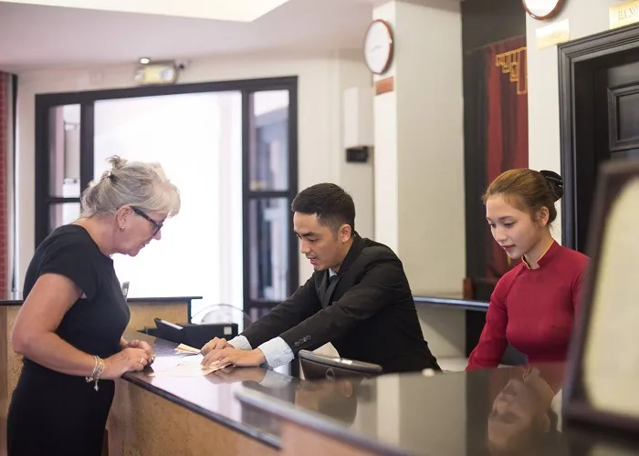 ly-do-vi-sao-khach-san-thuong-cho-khach-nhan-phong-luc-14h-chieu-va-yeu-cau-tra-phong-luc-12h-trua-2