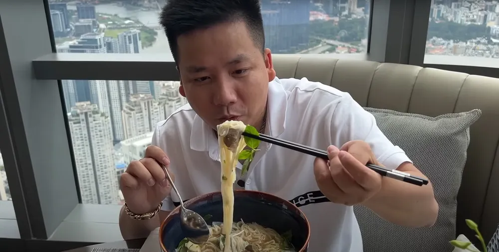 an-to-pho-choc-troi-gia-1trieu-tai-landmark81-khoa-pug-co-phan-ung-thu-vi-1