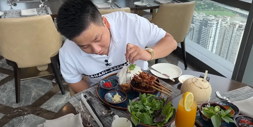 an-to-pho-choc-troi-gia-1trieu-tai-landmark81-khoa-pug-co-phan-ung-thu-vi-2