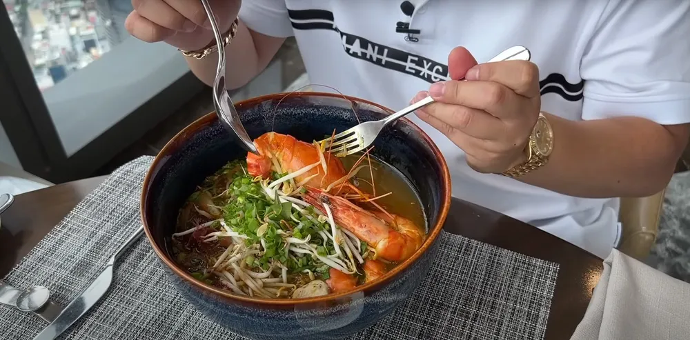 an-to-pho-choc-troi-gia-1trieu-tai-landmark81-khoa-pug-co-phan-ung-thu-vi-3