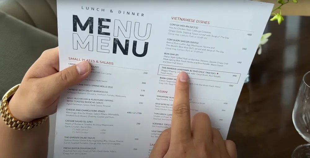 an-to-pho-choc-troi-gia-1trieu-tai-landmark81-khoa-pug-co-phan-ung-thu-vi-4