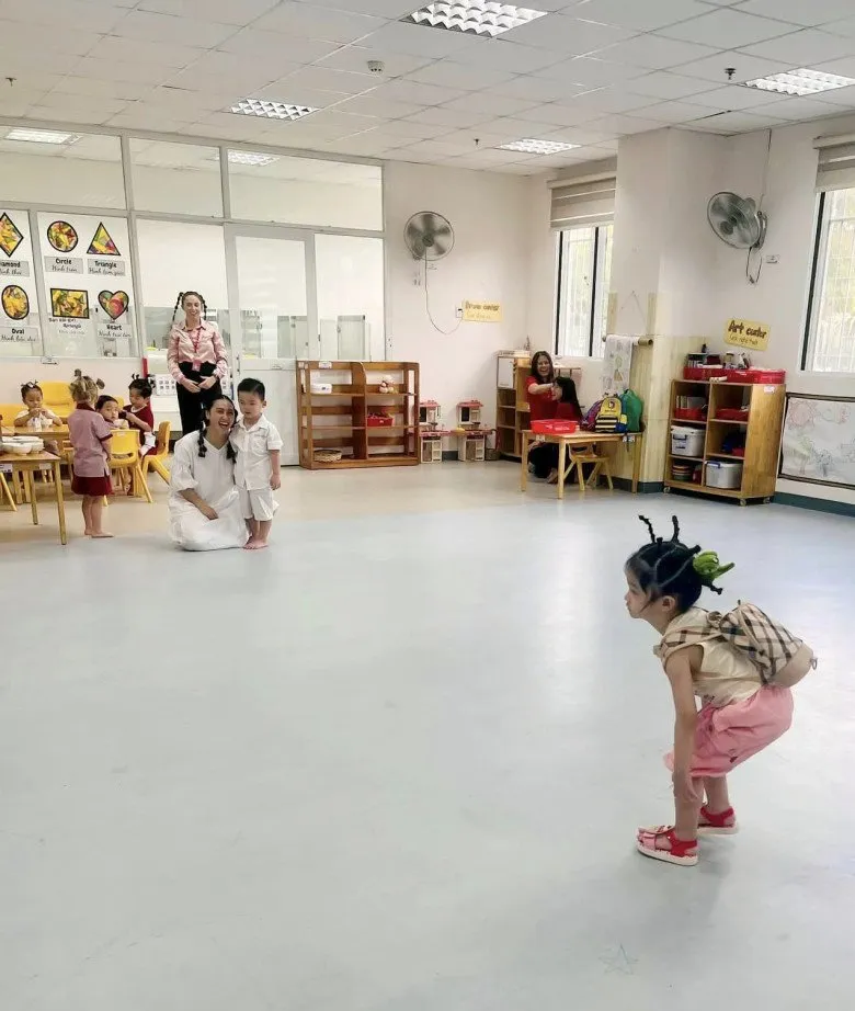 con-gai-doan-di-bang-di-hoc-tao-du-kieu-toc-khong-trung-nhau-nhieu-nguoi-nhin-vao-so-dau-3