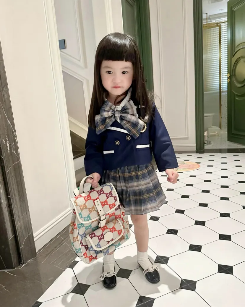 con-gai-doan-di-bang-di-hoc-tao-du-kieu-toc-khong-trung-nhau-nhieu-nguoi-nhin-vao-so-dau-8