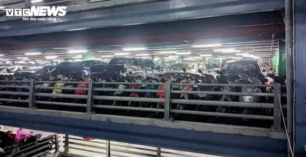 hang-nghin-chiec-xe-may-bi-bo-quen-o-san-bay-tan-son-nhat-va-ben-xe-mien-dong-cho-nguoi-den-nhan-4