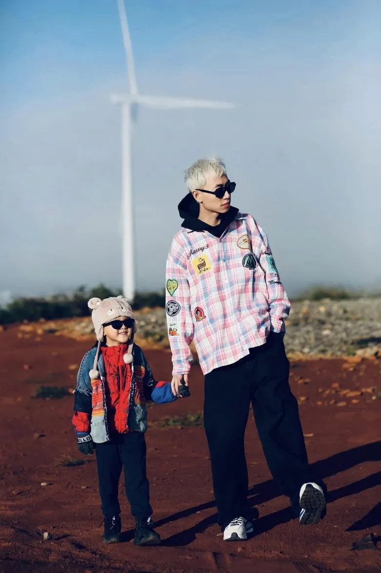 danh-tinh-em-be-ngoi-ghe-nong-rap-viet-khong-phai-con-giam-khao-co-luong-theo-doi-khung-3