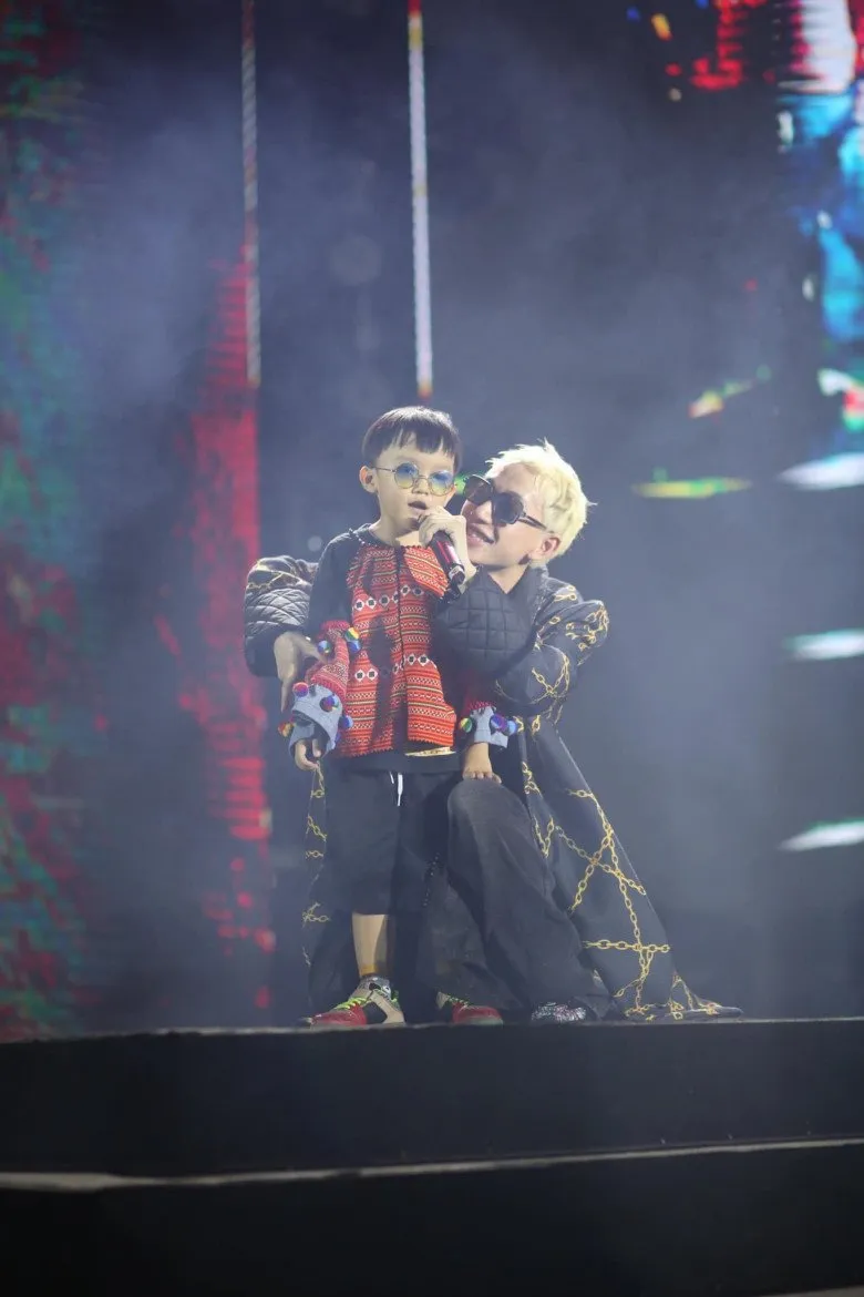 danh-tinh-em-be-ngoi-ghe-nong-rap-viet-khong-phai-con-giam-khao-co-luong-theo-doi-khung-6