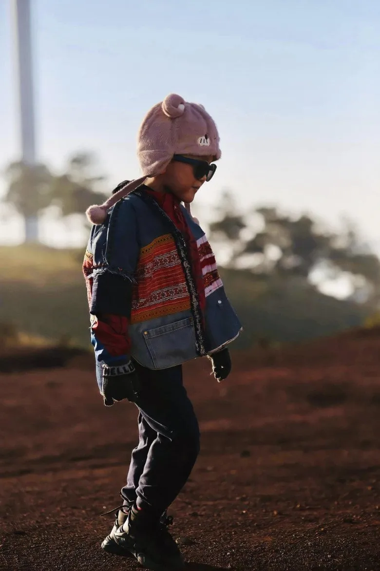 danh-tinh-em-be-ngoi-ghe-nong-rap-viet-khong-phai-con-giam-khao-co-luong-theo-doi-khung-9