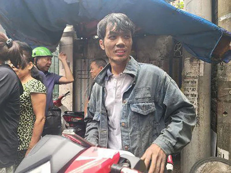 nam-shipper-ke-lai-thoi-khac-nguy-hiem-bat-chap-lao-vao-bien-lua-cuu-nguoi-1