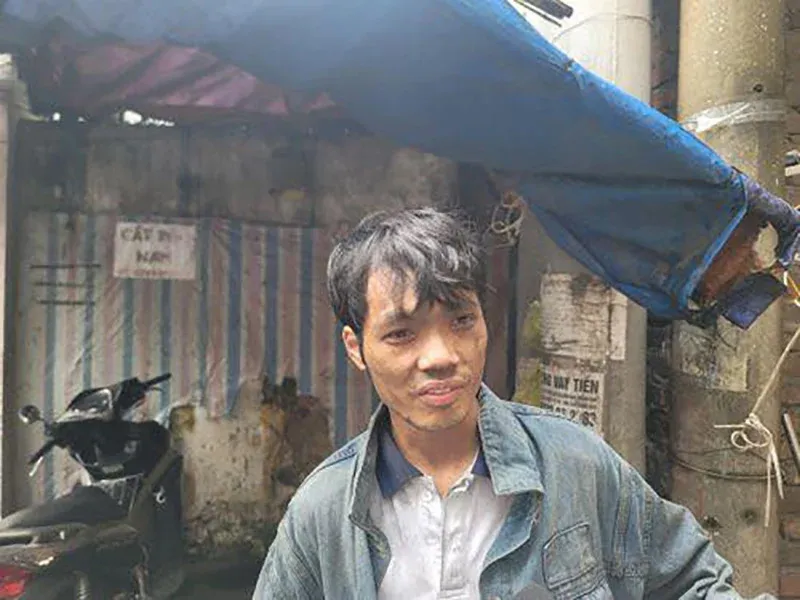 nam-shipper-ke-lai-thoi-khac-nguy-hiem-bat-chap-lao-vao-bien-lua-cuu-nguoi-2