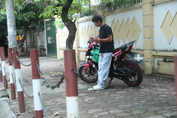 nam-shipper-ke-lai-thoi-khac-nguy-hiem-bat-chap-lao-vao-bien-lua-cuu-nguoi-3