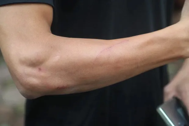 nam-shipper-ke-lai-thoi-khac-nguy-hiem-bat-chap-lao-vao-bien-lua-cuu-nguoi-4