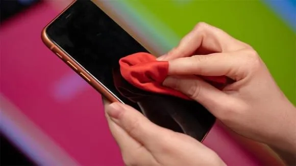 cach-xu-ly-dung-khi-dien-thoai-bi-dinh-nuoc-khong-phai-dung-may-say-hay-bo-vao-thung-gao-3