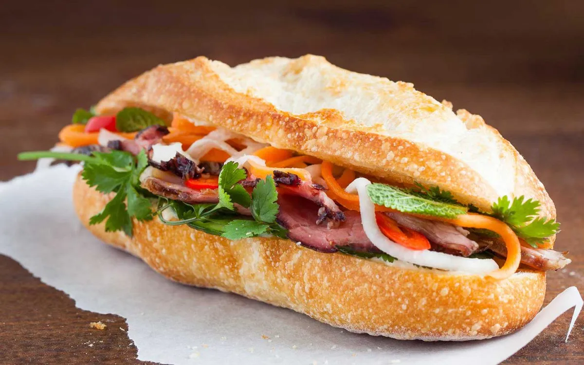 nguon-goc-cua-banh-mi-viet-nam-cua-hang-banh-mi-dau-tien-van-con-hoạt-dong-va-co-them-nhieu-chi-nhanh-moi-1