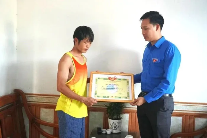 trao-tang-bang-khen-cho-nam-shipper-dung-cam-cuu-nguoi-trong-vu-chay-chung-cu-mini-o-ha-noi-1