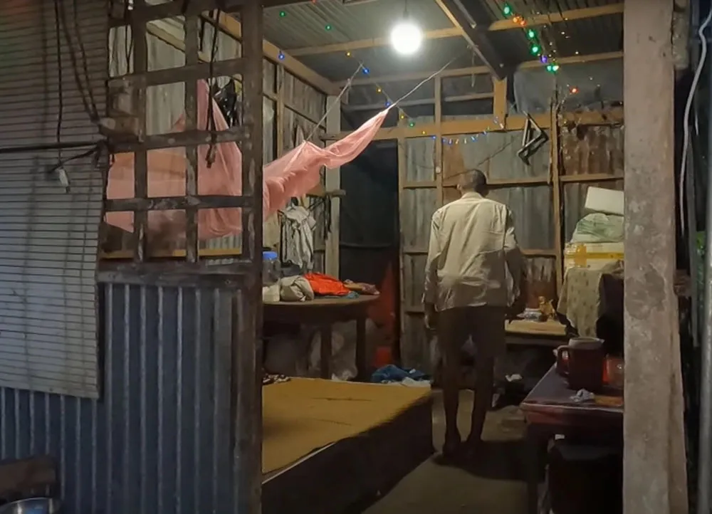 nguoi-khong-lo-mien-tay-cao-2-2-m-song-hon-nua-the-ky-van-khong-biet-goc-gac-cua-minh-3