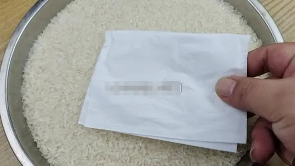 vi-sao-nen-mang-theo-mot-to-giay-khi-di-mua-gao-1