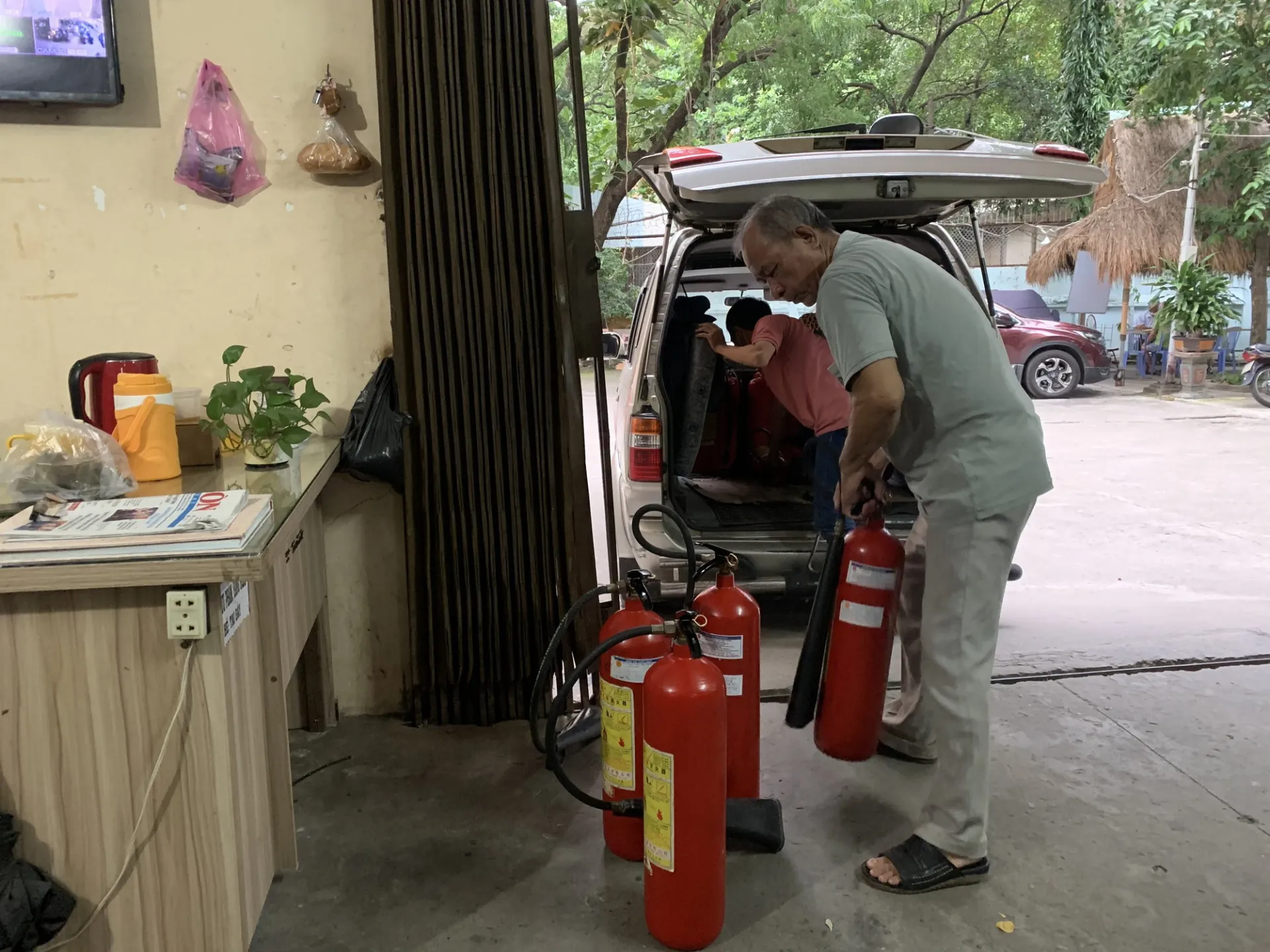 cac-chu-tro-o-tphcm-se-xu-ly-ra-sao-voi-xe-dien-de-phong-ngua-hoa-hoan-2