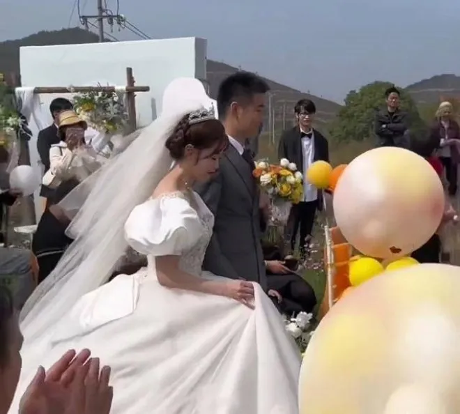 sau-3-nam-ly-hon-nguoi-phu-nu-den-dam-cuoi-chong-cu-thi-guc-nga-khi-thay-mat-co-dau-2