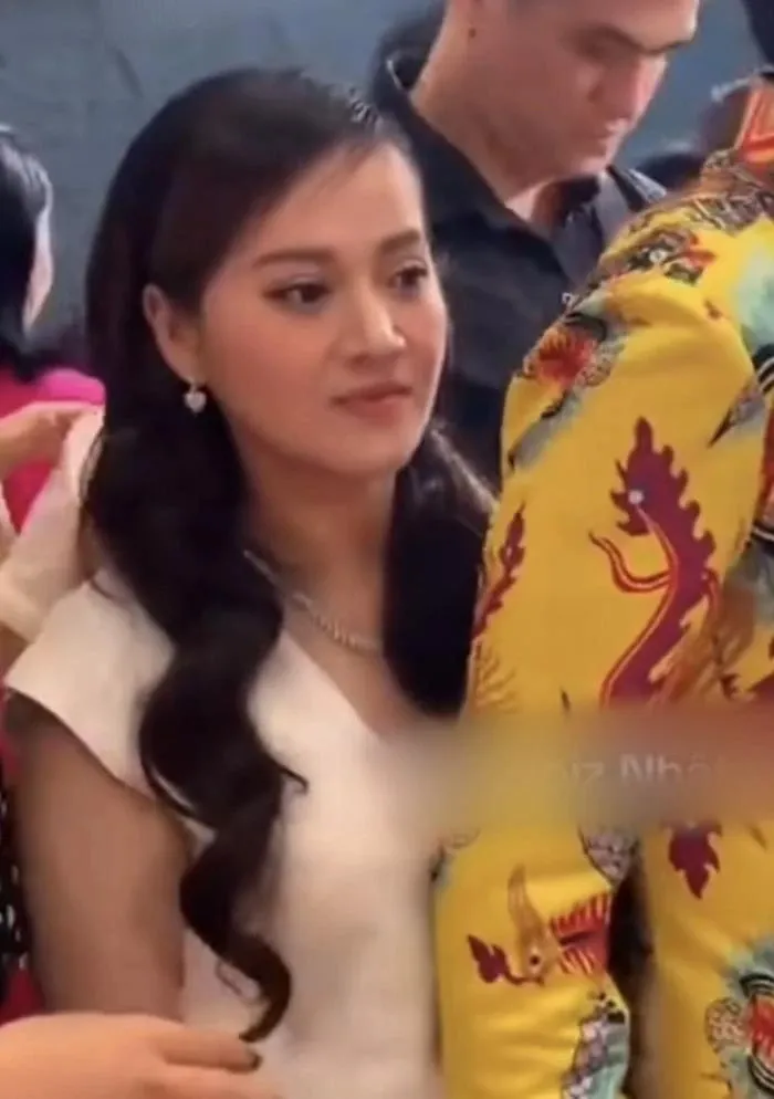 con-gai-co-nsut-vu-linh-lam-dieu-dac-biet-cho-ba-nhan-ngay-gio-to-1