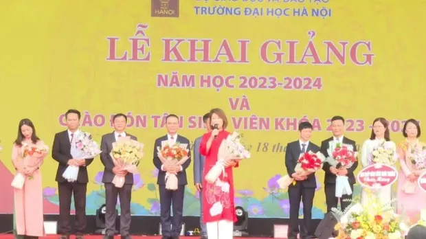 truong-dh-co-man-chao-don-tan-sinh-vien-nhu-ngay-hoi-lien-hop-quoc-muon-vao-truong-phai-dat-8-5-diem-mon-1