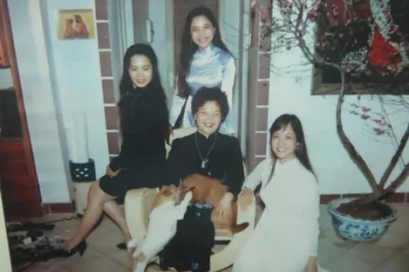 nguoi-phu-nu-ha-noi-ly-hon-nhung-van-song-chung-nha-voi-chong-cu-doi-luc-con-ghen-tuong-2