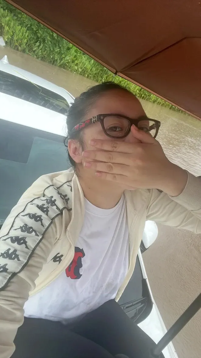 danh-tinh-co-gai-ngoi-tren-noc-capo-luot-dien-thoai-giua-bien-nuoc-ha-noi-sang-nay-2