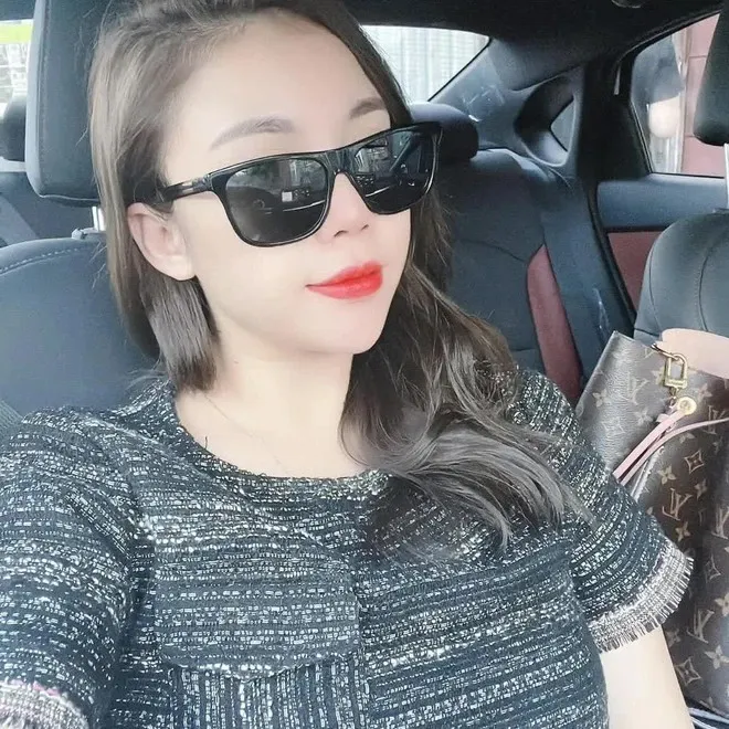 danh-tinh-co-gai-ngoi-tren-noc-capo-luot-dien-thoai-giua-bien-nuoc-ha-noi-sang-nay-3