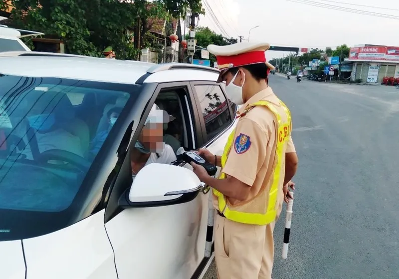 uong-ruou-dung-xe-ben-duong-ngu-co-bi-phat-khong-2