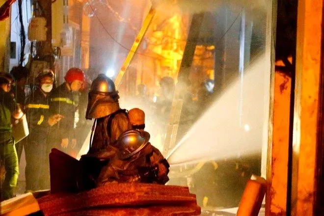 tphcm-chay-lon-trong-dem-o-cua-hang-my-pham-2