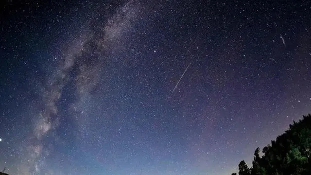 dem-nay-viet-nam-don-tran-mua-sao-bang-rong-troi-phun-lua-3