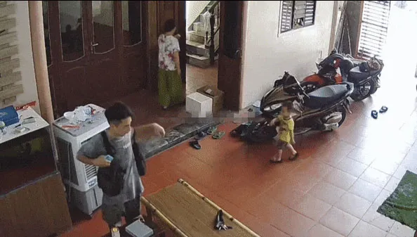 be-trai-2-tuoi-vua-buoc-vao-nha-ca-gia-dinh-khong-khoi-tai-mat-vi canh-tuong-xay-ra-sau-do-1