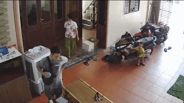 be-trai-2-tuoi-vua-buoc-vao-nha-ca-gia-dinh-khong-khoi-tai-mat-vi canh-tuong-xay-ra-sau-do-2