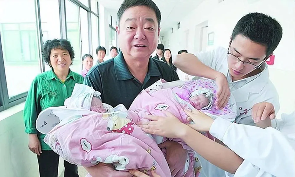 bat-chap-loi-dam-tieu-nguoi-phu-nu-60-tuoi-sinh-con-biet-nguyen-nhan-moi-nguoi-deu-cam-thong-6