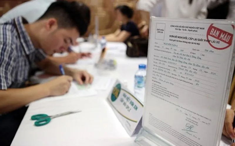 so-bi-phat-nguoi-dan-do-xo-di-doi-gplx-so-gtvt-tphcm-noi-gi-2