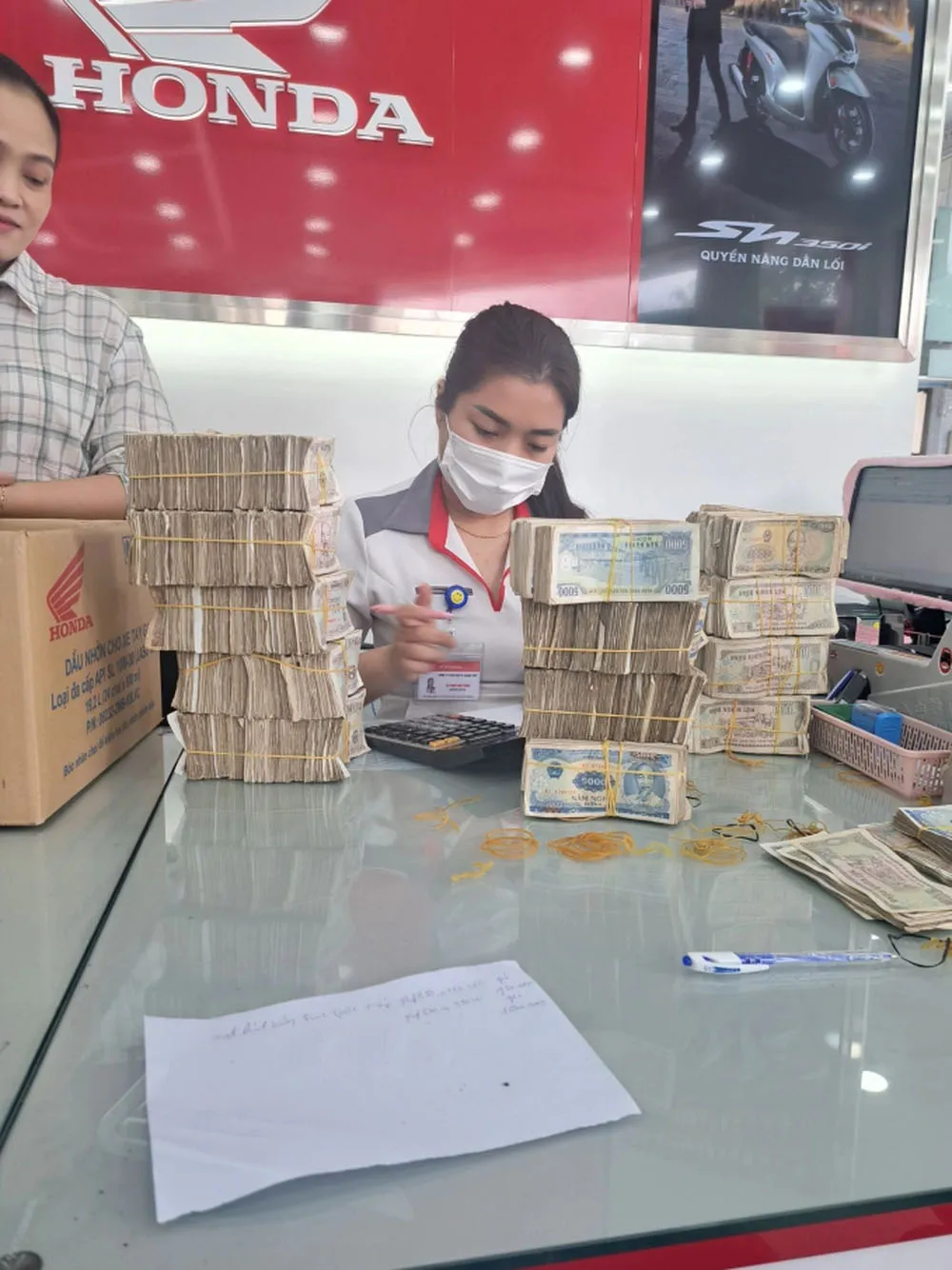 tich-gop-tien-le-trong-2-nam-nguoi-dan-ong-mua-duoc-mon-qua-khung-tang-vo-3