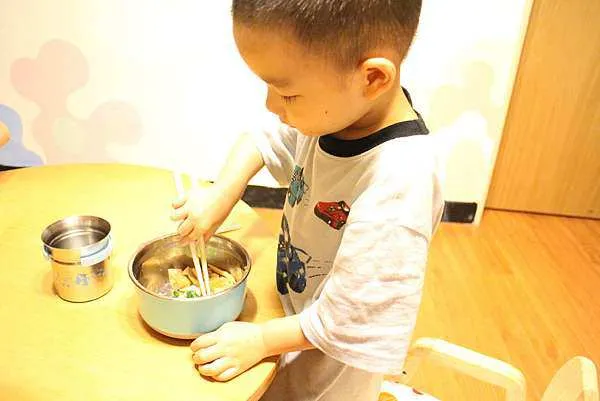 den-gio-an-la-con-vao-nha-ve-sinh-biet-nguyen-nhan-tu-co-giao-bo-me-lap-tuc-chuyen-truong-2