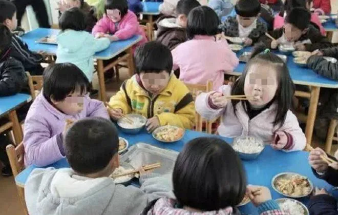 den-gio-an-la-con-vao-nha-ve-sinh-biet-nguyen-nhan-tu-co-giao-bo-me-lap-tuc-chuyen-truong-3