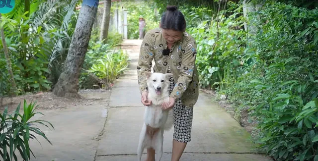 mang-cun-la-ve-nha-nuoi-vo-chong-chay-xe-om-doi-doi-sau-2-nam-2