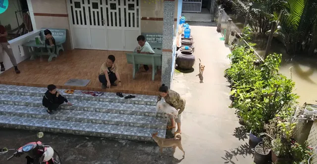 mang-cun-la-ve-nha-nuoi-vo-chong-chay-xe-om-doi-doi-sau-2-nam-7