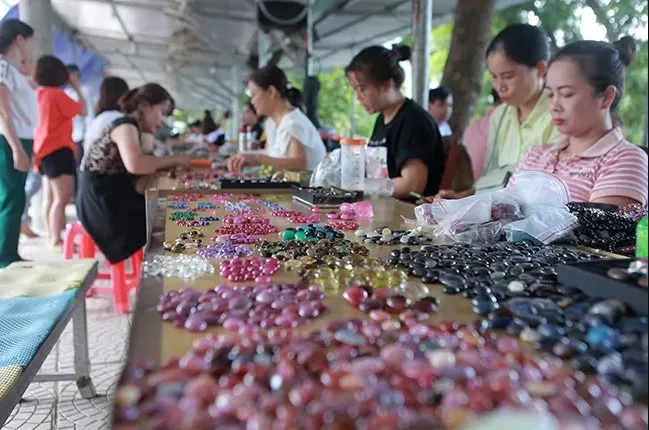 phien-cho-tien-ty-doc-nhat-viet-nam-bay-ban-cac-loai-da-quy-nhu-ban-rau-ma-khong-lo-mat-trom-1