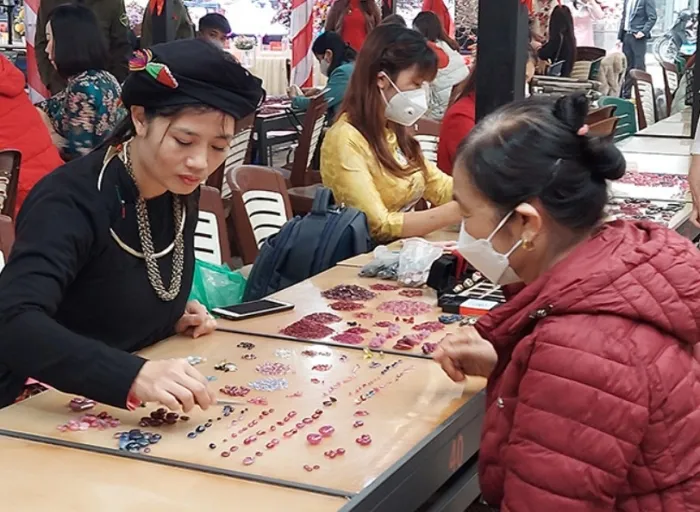 phien-cho-tien-ty-doc-nhat-viet-nam-bay-ban-cac-loai-da-quy-nhu-ban-rau-ma-khong-lo-mat-trom-3