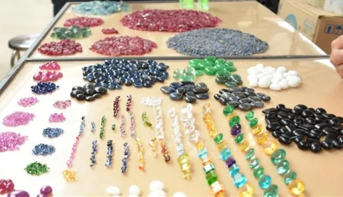 phien-cho-tien-ty-doc-nhat-viet-nam-bay-ban-cac-loai-da-quy-nhu-ban-rau-ma-khong-lo-mat-trom-4