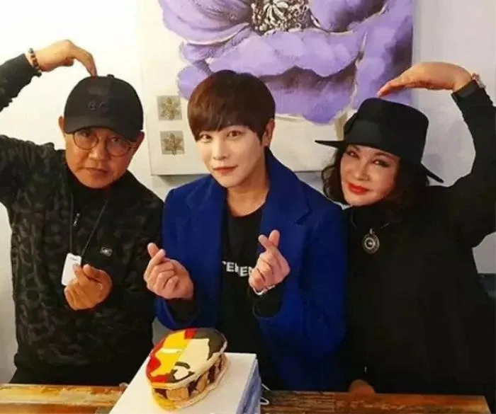 xon-xao-thong-tin-mot-nam-ca-si-de-vo-cam-lai-gay-tai-nan-khien-nhieu-nguoi-bi-thuong-1