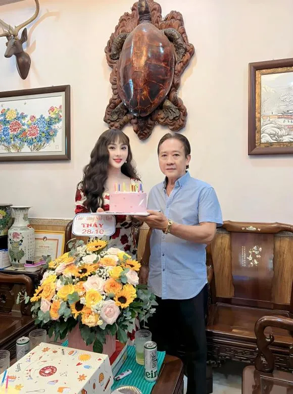 lam-khanh-chi-lo-dien-voi-dung-mao-khac-la-khoe-luon-nguoi-dan-ong-dac-biet-hon-ca-con-trai-2