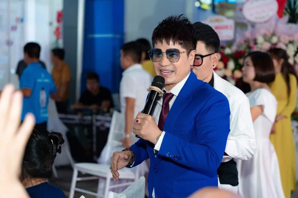 nam-ca-si-9-tuoi-mo-coi-me-10-tuoi-xa-nha-lap-nghiep-cuoc-song-o-tuoi-43-gio-ra-sao-1