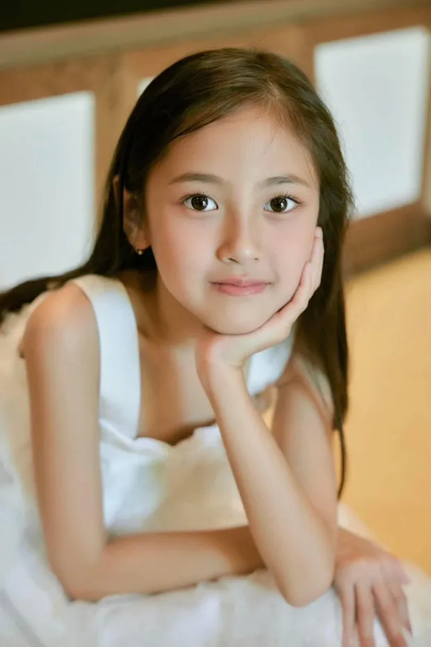 con-gai-ut-cua-mot-hoa-hau-vbiz-so-huu-visual 8-tuoi-gay-sot-duoc-khen-la-tieu-my-nhan-1