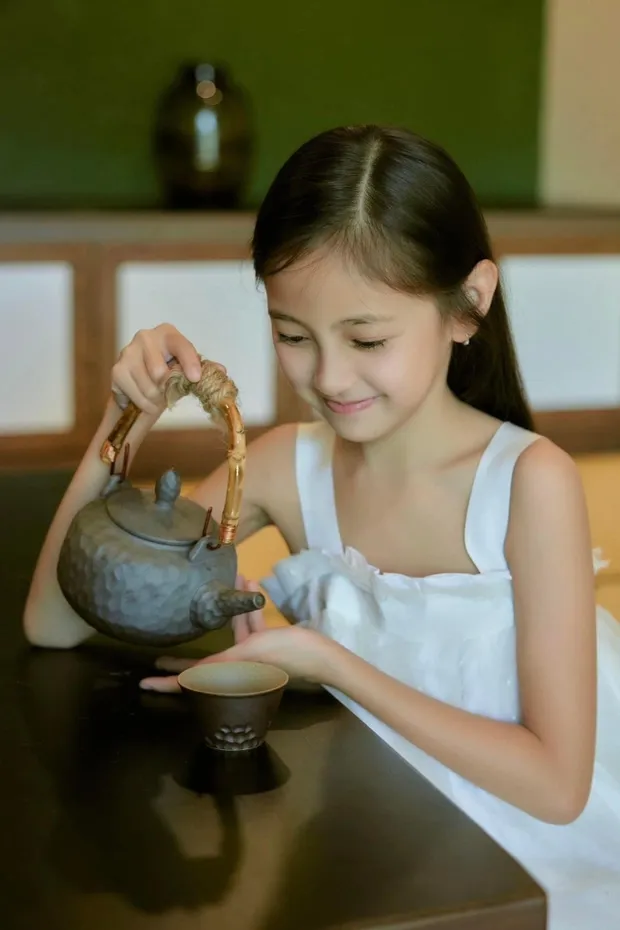 con-gai-ut-cua-mot-hoa-hau-vbiz-so-huu-visual 8-tuoi-gay-sot-duoc-khen-la-tieu-my-nhan-3