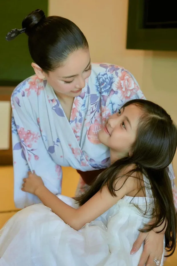 con-gai-ut-cua-mot-hoa-hau-vbiz-so-huu-visual 8-tuoi-gay-sot-duoc-khen-la-tieu-my-nhan-4