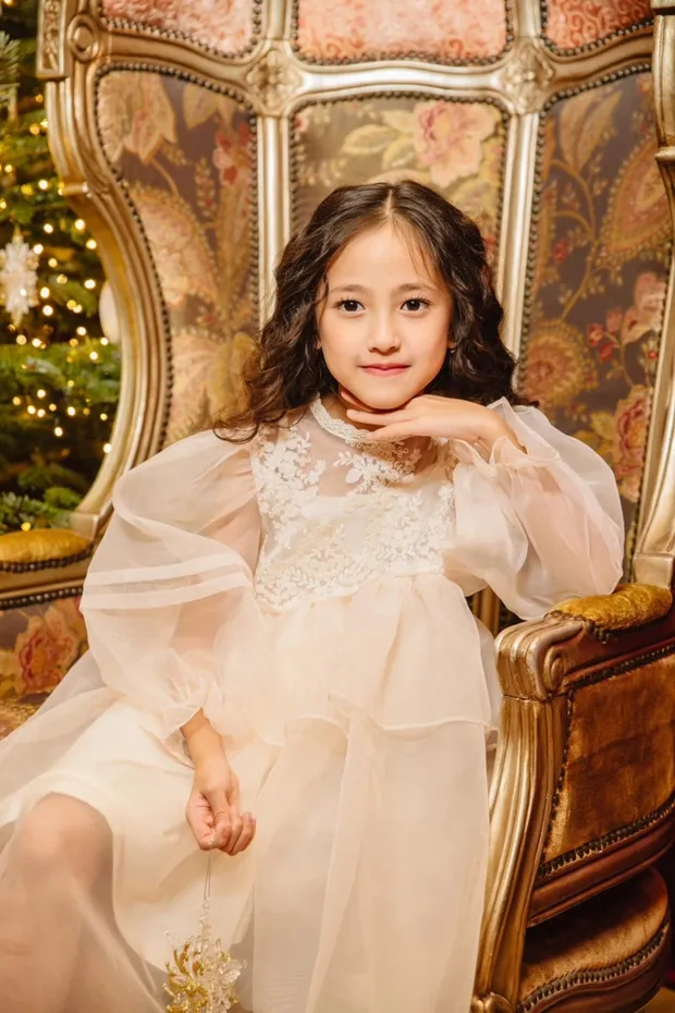 con-gai-ut-cua-mot-hoa-hau-vbiz-so-huu-visual 8-tuoi-gay-sot-duoc-khen-la-tieu-my-nhan-5